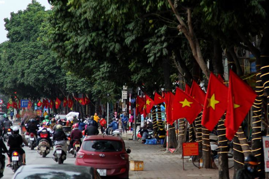 Ảnh: Đường phố rực rỡ cờ hoa, dân Thủ đô rộn ràng đi sắm Tết