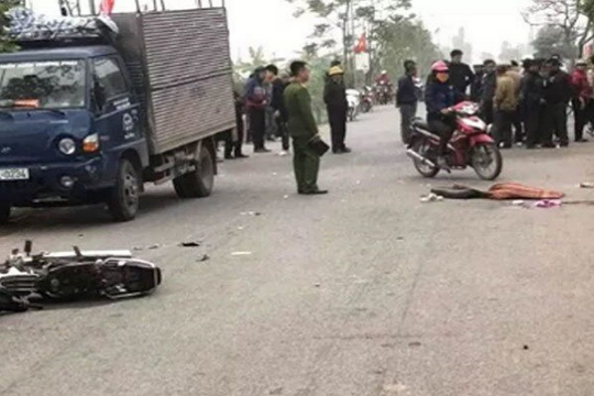 Va chạm với xe tải trên đường đi học quân sự về, 2 nam sinh thương vong