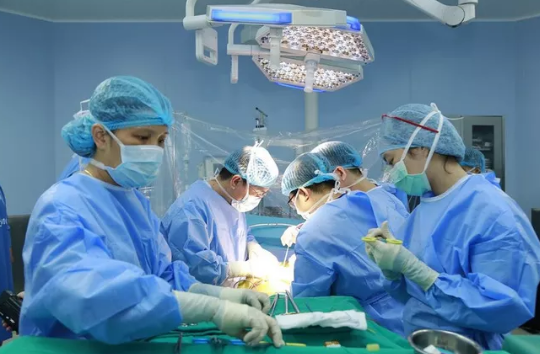 Uống nhầm 250 ml nước rửa bát, cụ ông nguy kịch