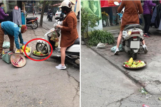 Bức xúc người phụ nữ cán nát mẹt hoa quả của cô bán hàng rong vì ngồi chắn cửa