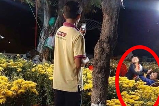 Người cha dùng điện thoại cũ chụp ảnh cho con trong vườn hoa xuân gây xúc động