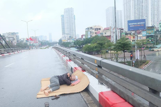 Trưa mùng 1 Tết, người đàn ông trải chiếu ra giữa phố Hà Nội để... nằm