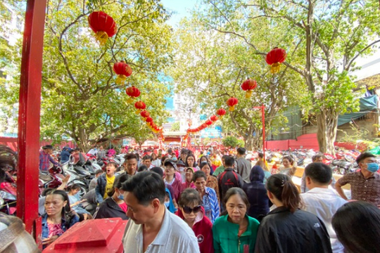 Biển người đổ về ngôi chùa ông Obama từng ghé thăm