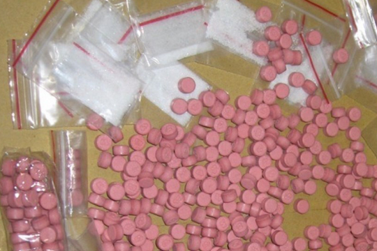 Bắt 2 đối tượng vận chuyển 1.332 viên ma túy đêm giao thừa