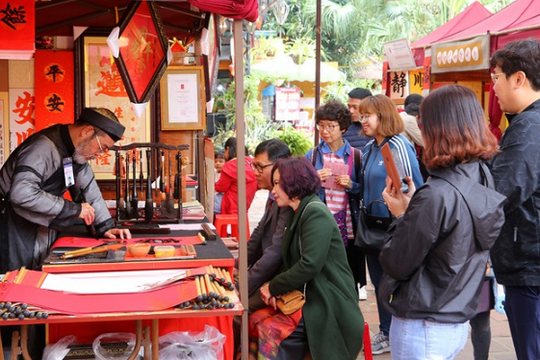 Ảnh: Nườm nượp người xếp hàng xin chữ đầu năm tại Văn Miếu - Quốc Tử Giám