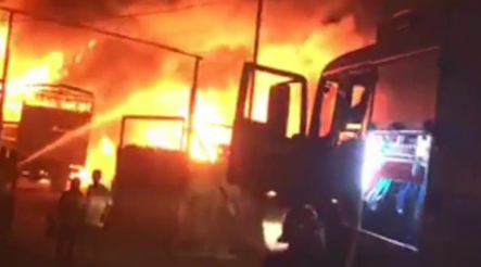 Hoả hoạn ngày đầu năm, 3 ki ốt, 2 xe tải bị thiêu rụi