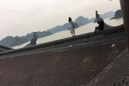 Hình ảnh nhóm bạn trẻ trèo lên mái chùa chụp ảnh khiến dân mạng ngán ngẩm