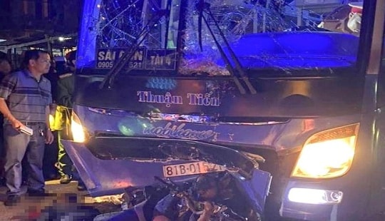 Đối đầu với xe khách giường nằm, 3 thanh niên đi xe máy tử vong