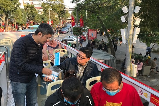 Ảnh: Hà Nội phát miễn phí khẩu trang cho du khách để phòng dịch bệnh viêm phổi cấp