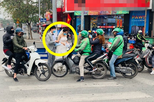 Cô dâu chú rể phát khẩu trang miễn phí trên phố gây tranh cãi