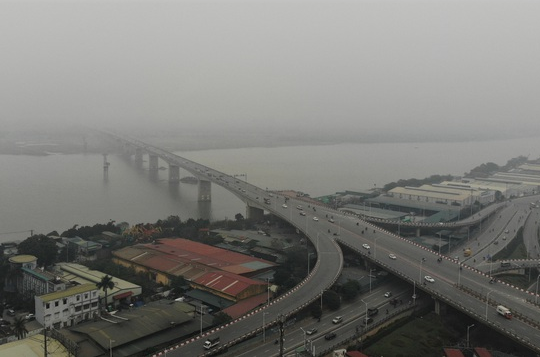 Ảnh: Cầu Long Biên và Chương Dương lẩn khuất trong mây mù dày đặc suốt 2 ngày