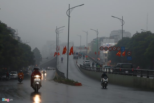 Ảnh: Hà Nội chìm trong màn sương mù dày đặc