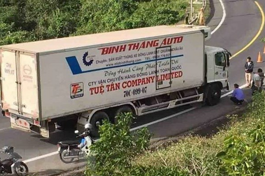 Va chạm với ô tô, 2 người đi xe máy ngã xuống đường tử vong