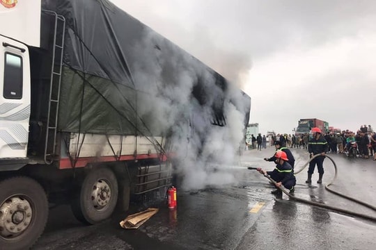 Xe tải bốc cháy dữ dội khi đang lưu thông trên quốc lộ