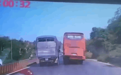 Clip: Ép xe tải tông vào dải phân cách, tài xế xe khách có hành động gây bức xúc ngay sau đó