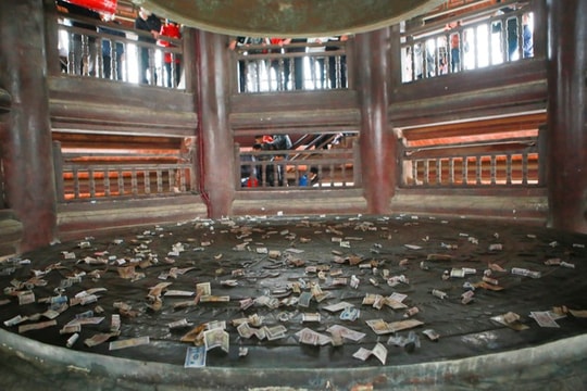 Ảnh: Du khách ném tiền lẻ vương vãi trong chùa Bái Đính