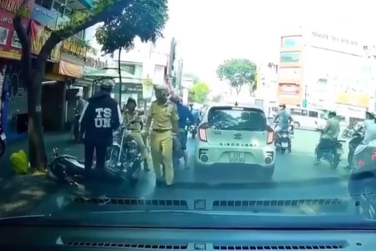 Clip: Trốn CSGT, 2 thanh niên liều lĩnh chạy xe ngược chiều và cú đâm thẳng gốc cây