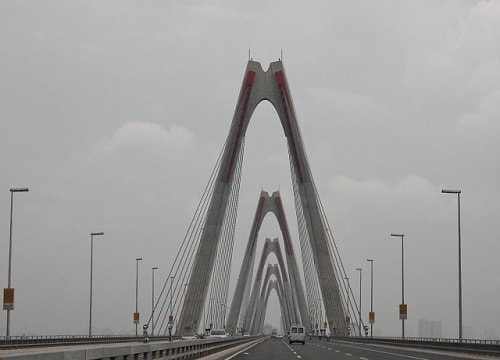 Clip: Thót tim cảnh xe taxi chạy ngược chiều trên cầu Nhật Tân