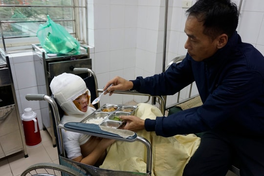 Bị bỏng xăng nặng cậu bé 8 tuổi đón Tết buồn trong bệnh viện