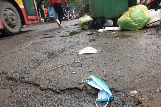Khẩu trang y tế vứt bừa bãi trên đường phố Hà Nội