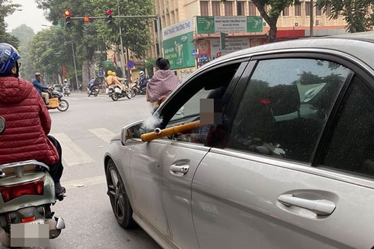 Hình ảnh nam tài xế hạ kính xe, rít thuốc lào gây chú ý MXH