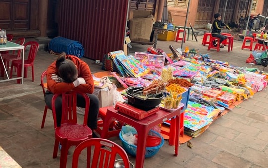 Dân buôn vừa bán hàng vừa ngủ gật, kinh tế Việt Nam ảm đạm vì corona