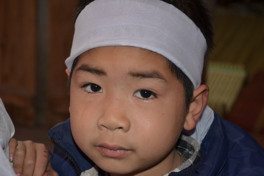 Xót xa vành khăn trắng trên đầu cậu bé mồ côi ngày đầu năm