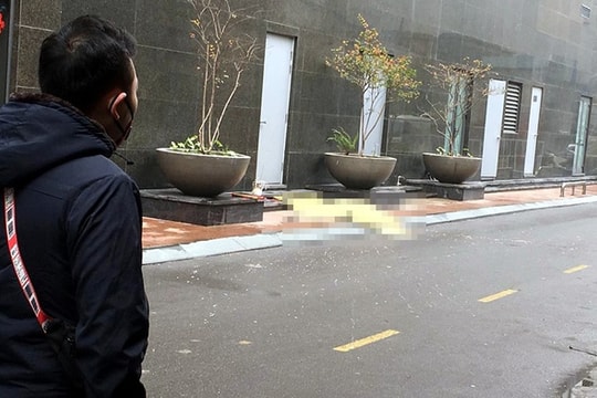 Hà Nội: Bàng hoàng cô gái trẻ rơi từ tầng 20 chung cư The Golden Palm xuống đất