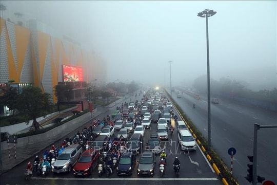 Ảnh: Phố phường Hà Nội chìm trong sương mù dày đặc