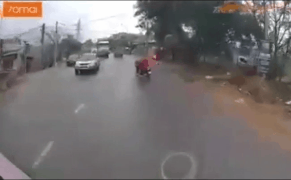 Thót tim cảnh nữ "ninja" sang đường ẩu, lảo đảo trước mũi ô tô