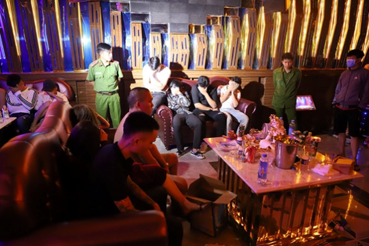 Phát hiện hơn 20 thanh niên nam, nữ tổ chức "tiệc" ma túy trong quán Karaoke