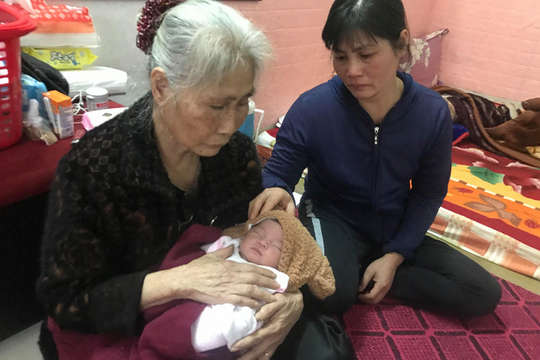 Thắt lòng cảnh bà chạy vạy khắp nơi xin sữa cho cháu vừa chào đời đã mồ côi cha mẹ