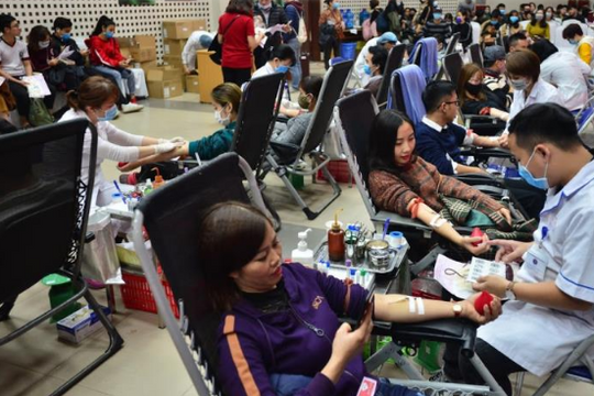 Ảnh: Cạn kiệt máu trong thời gian dịch nCoV, dân Hà Nội kéo nhau đi hiến máu