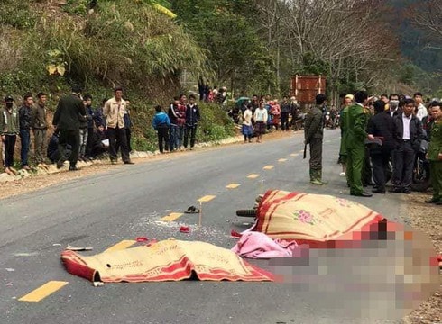 Xe máy va chạm ô tô khách, 3 người trong gia đình tử vong thương tâm