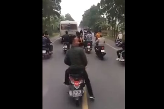 Clip: Nhóm thanh niên chạy xe dàn hàng ngang, cản trở giao thông gây bức xúc