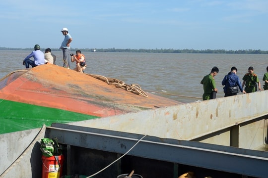 Tìm thấy thi thể 2 cháu bé mất tích trong vụ lật sà lan trên sông Hậu