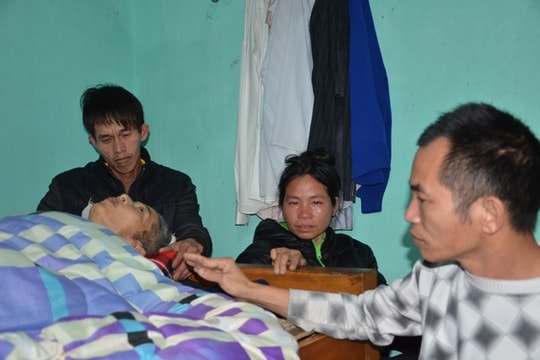 Cận kề cái chết, người cha nghèo cầu xin nhà hảo tâm cho con tật nguyền miếng ăn