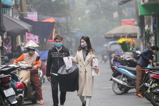 Ảnh: Sinh viên nghỉ học vì dịch bệnh, quà Valentine phủ nylon chờ khách trong mưa