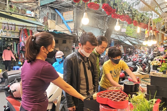 Ảnh: Nam giới bịt khẩu trang kít mít khi đi khi đi mua quà Valentine