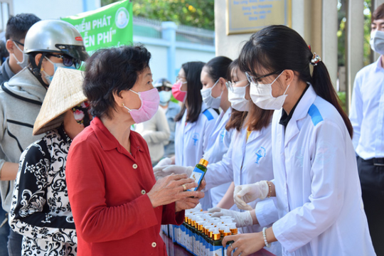 Tỏa sáng tình người: Sản xuất nước rửa tay sát khuẩn phát miễn phí