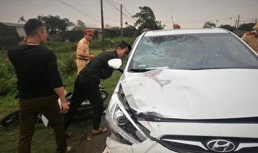 Truy tìm tài xế ô tô kéo lê xe máy khiến 2 cô giáo mầm non tử vong