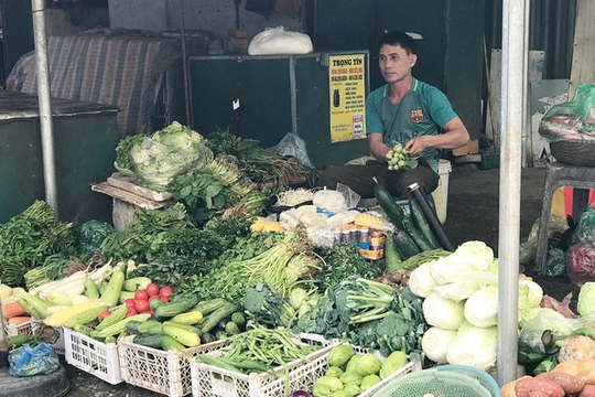 Giá rau xanh tăng cao chóng mặt, tiểu thương rón rén nhập hàng