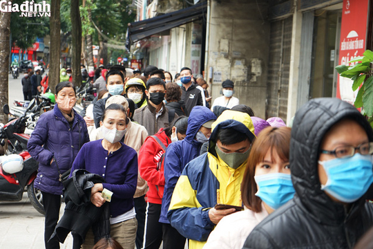 Ảnh: Người dân Hà Nội xếp hàng chờ mua khẩu trang kháng khuẩn