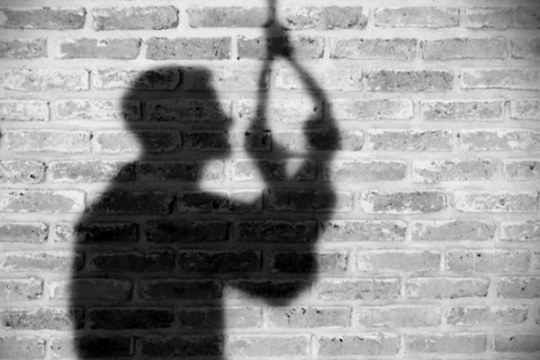 Tá hỏa phát hiện người đàn ông chết trong tư thế treo cổ trên trụ bảng tên đường