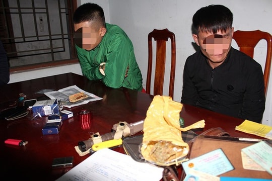 Phát hiện tài xế dương tính với ma túy, trên xe có nhiều dao và kim tiêm