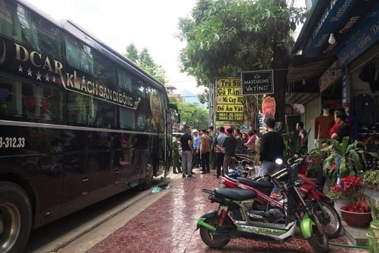 Tạm giữ tài xế, phụ xe để điều tra nghi vấn giấu hơn 700 triệu đồng của khách bỏ quên