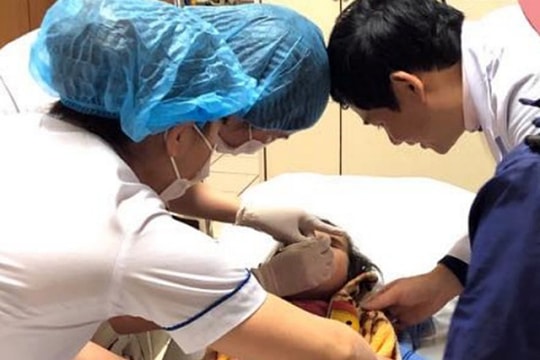 Tưởng nước ngọt, bé 5 tuổi uống nhầm thuốc trừ sâu và dầu diesel