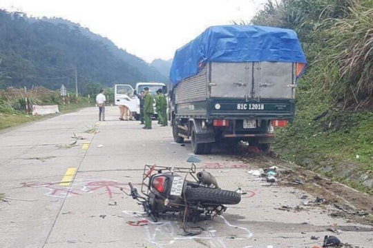 Xe máy va chạm xe tải, 2 du khách quốc tịch Đức tử vong
