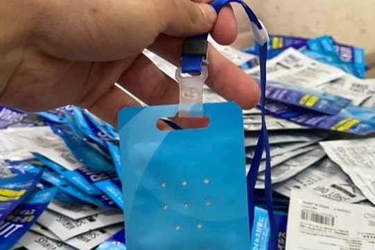 Thu giữ hàng trăm "thẻ đeo diệt virus corona" không rõ nguồn gốc xuất xứ