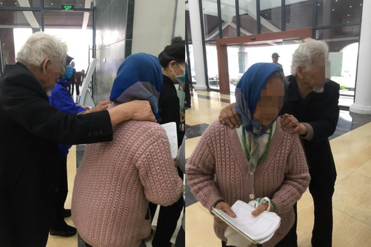 Hình ảnh cụ bà ân cần chăm sóc cụ ông khi đi khám bệnh gây xúc động